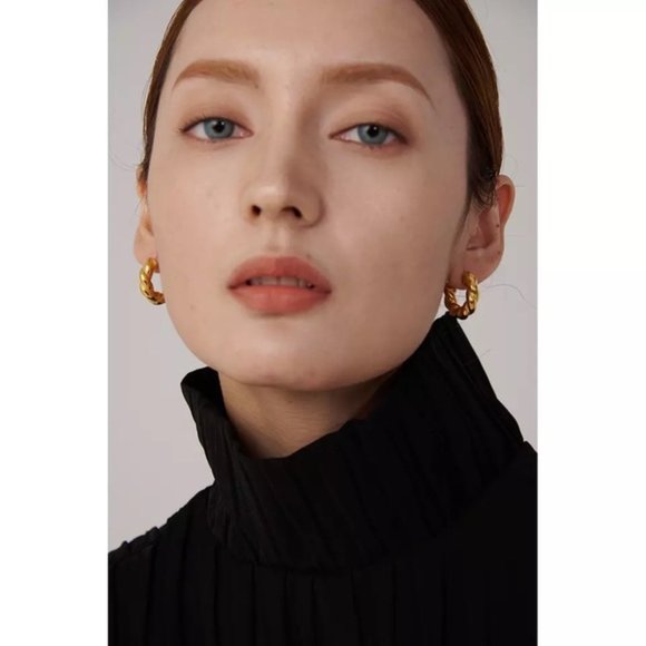 18k Gold Plated Twisted Geometric Chunky Stud Earrings - Picture 3 of 8